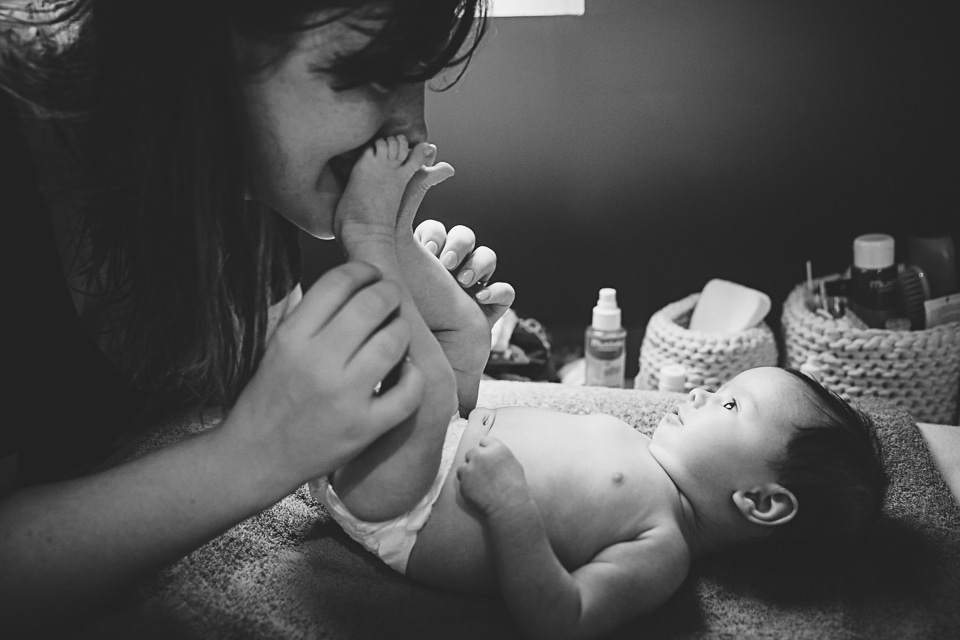 petit bisous de la maman sur les pieds de bébé