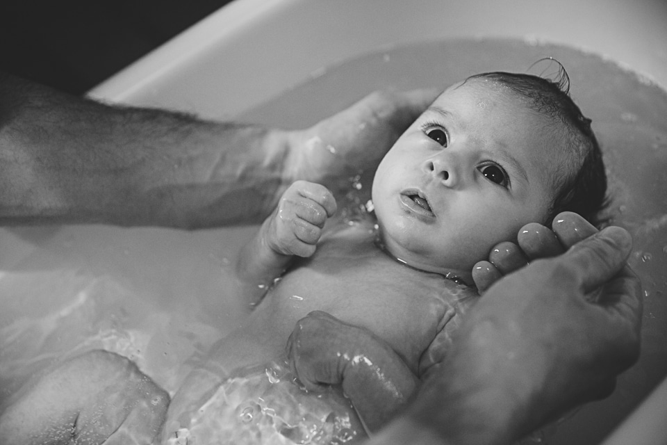 bébé prend son bain pour la séance photo à Tours