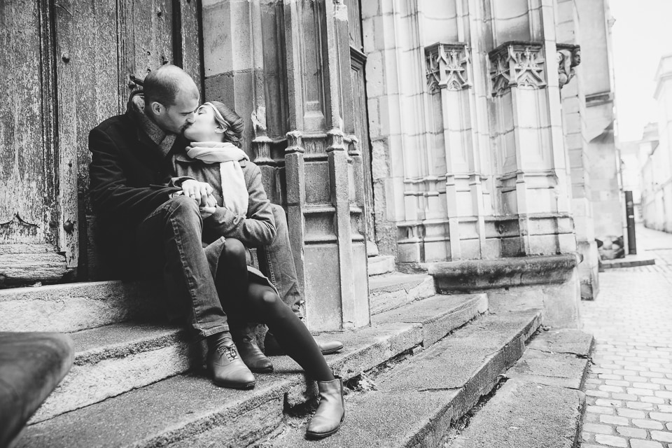 couple assis sur les marches d'une église de Tours