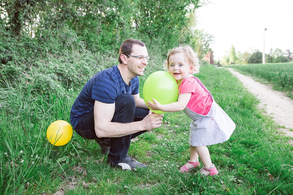 jeu de ballon entre père et fille