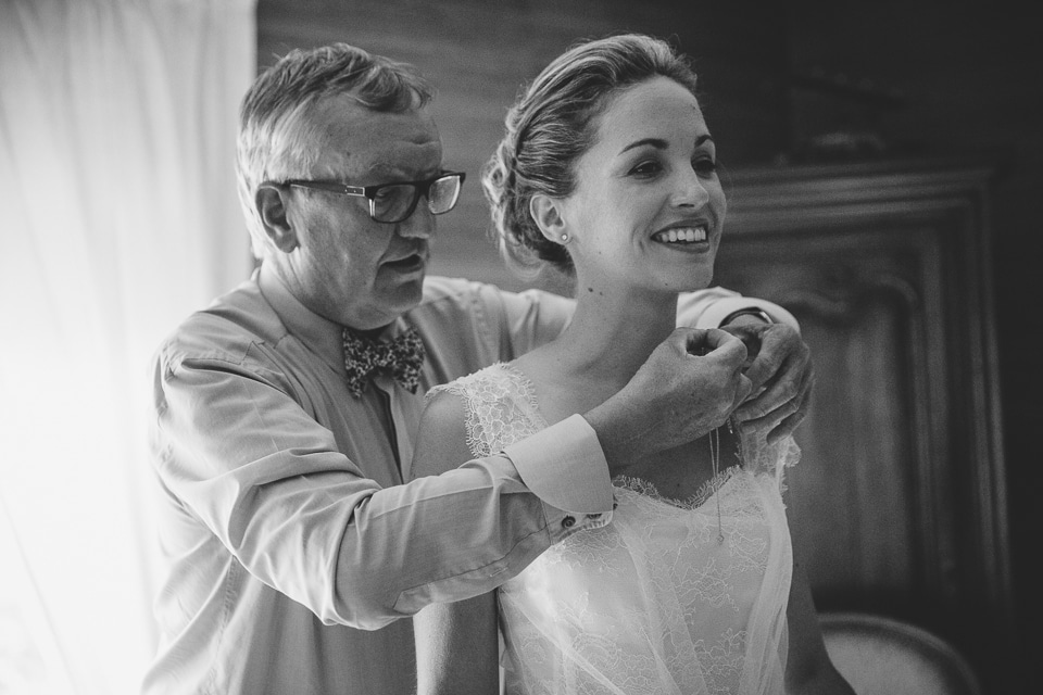 le papa met le collier de sa fille pour son mariage