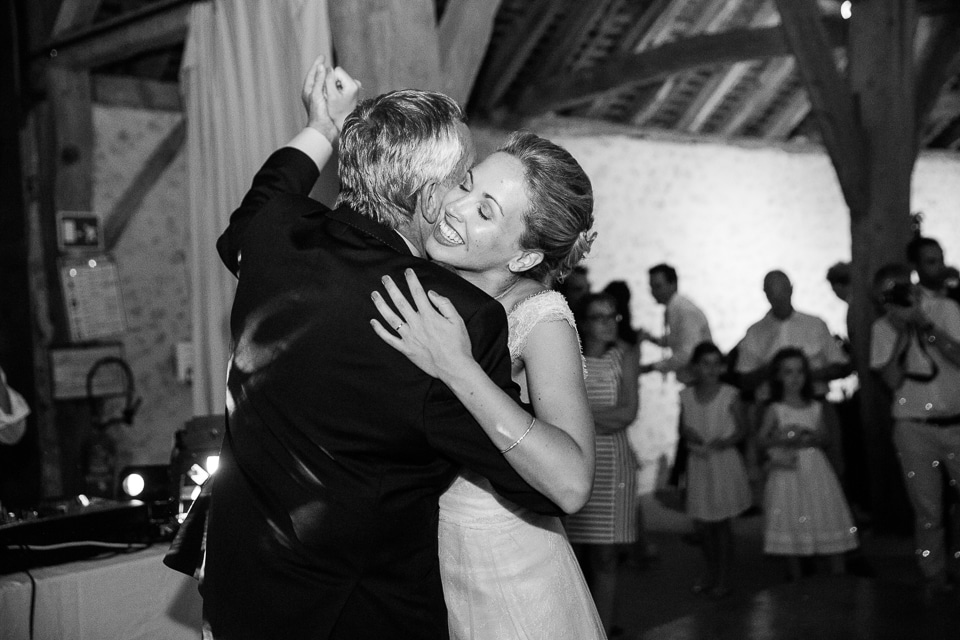 la mariée danse avec son papa