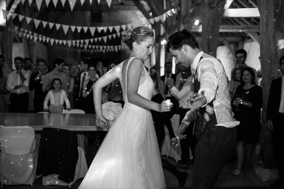 les mariés dansent ensemble
