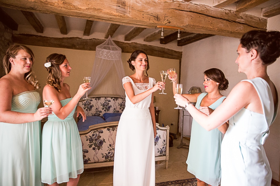coupe de champagne entre la mariée et ses témoins