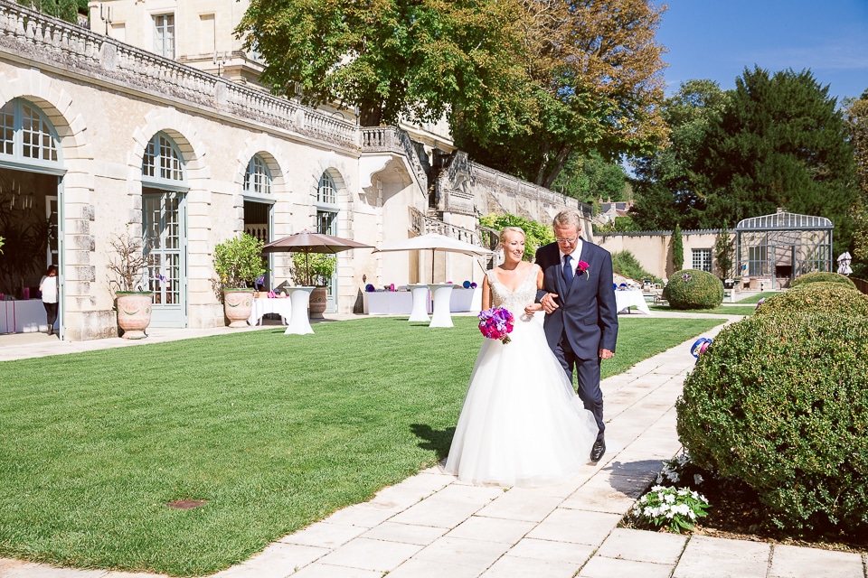la mariée avec son père sur la terrasse des Bidaudières