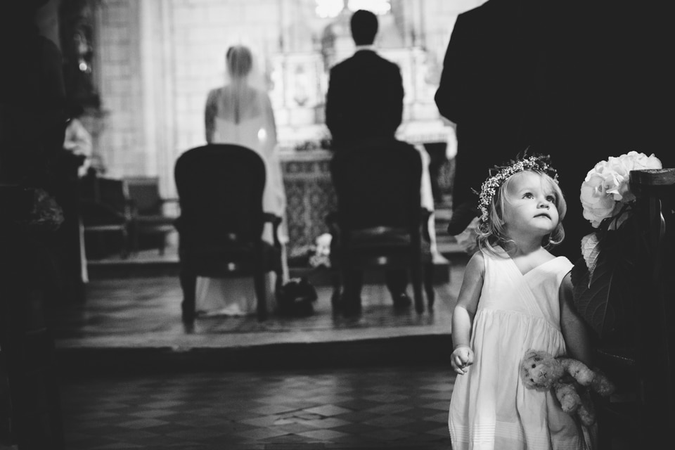 petite fille pendant cérémonie de mariage