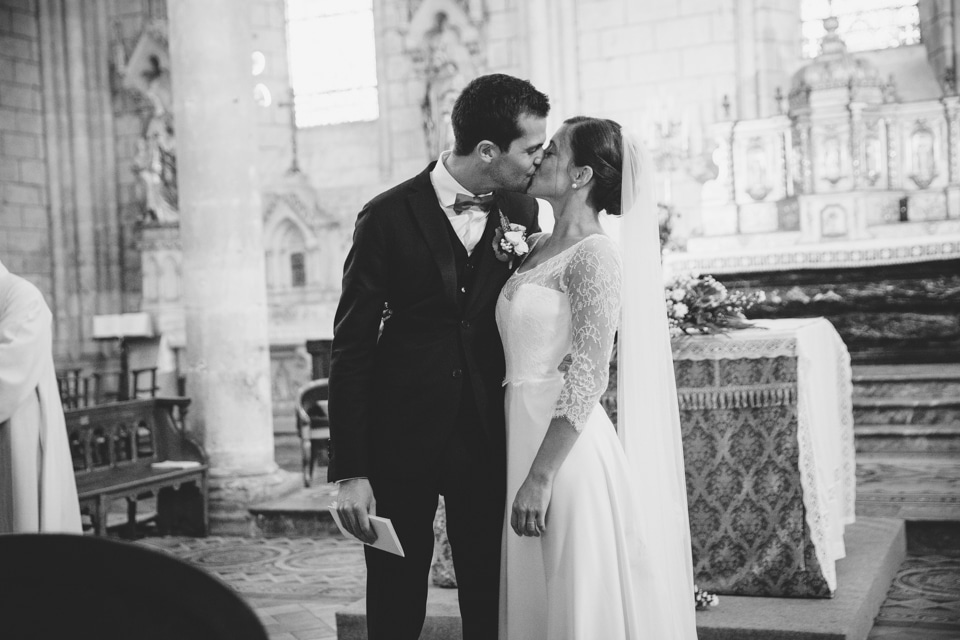les mariés s'embrassent dans l'église de Bourgeil