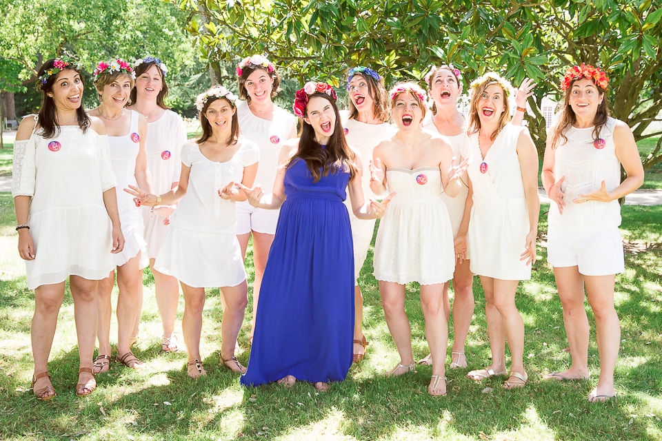 photo marrante pour EVJF toutes les filles sont en blanc et la mariée en bleu