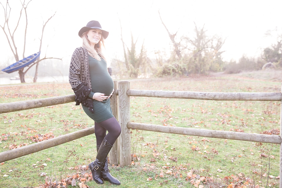 la femme enceinte seule avec son ventre rond en extérieur