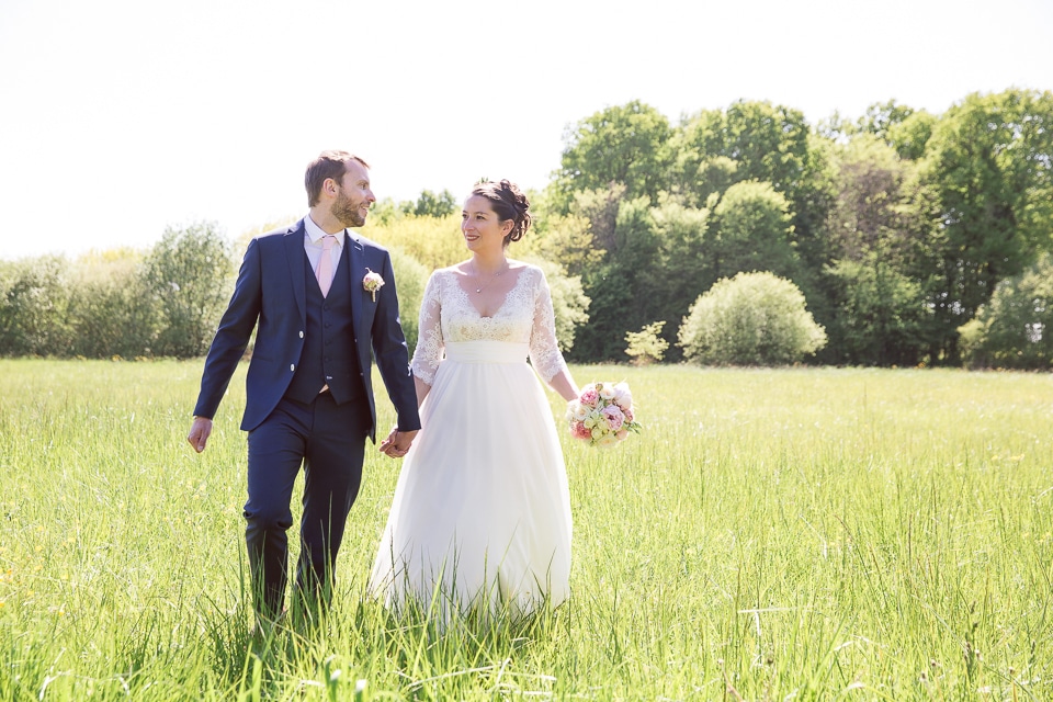 photo de mariage dans l'herbe à Bossée