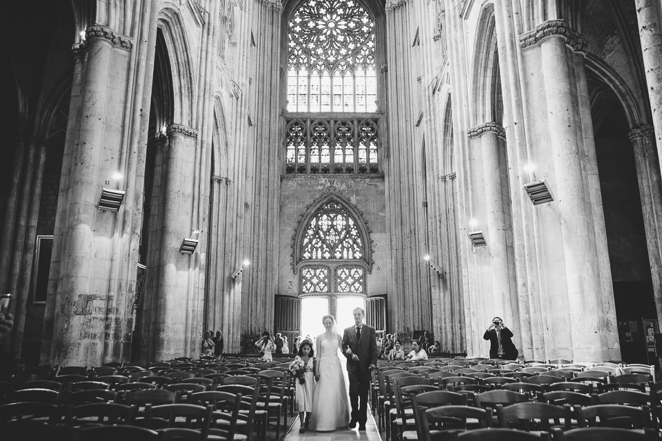 mariée rentrant dans la cathédrale à Tours