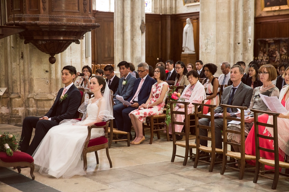 les mariés pendant leur cérémonie de mariage à la cathedrale de Tours