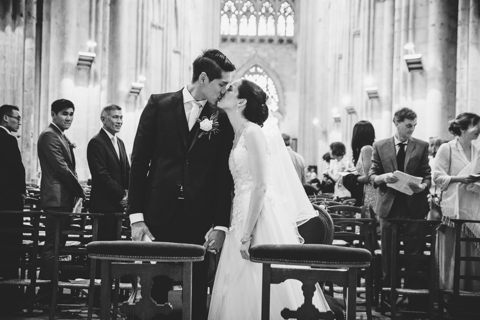 les mariés s'embrassent dans la cathédrale de Tours