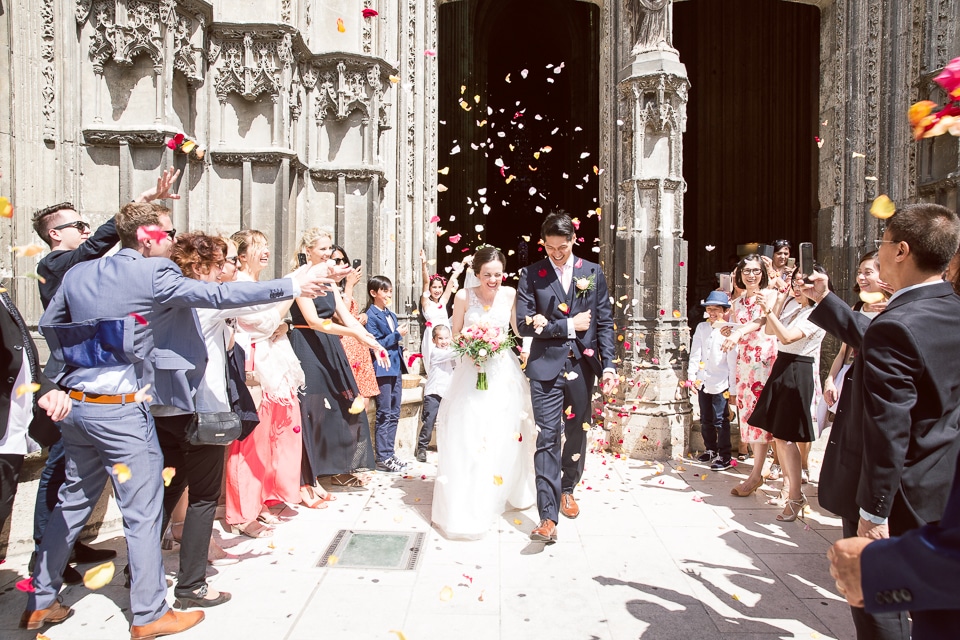 sortie des mariés de la cathédrale de Tours avec confettis