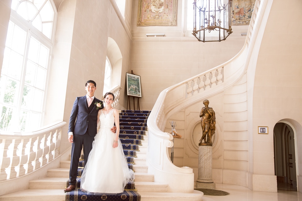 les mariés dans l'escalier du Château d'Artigny