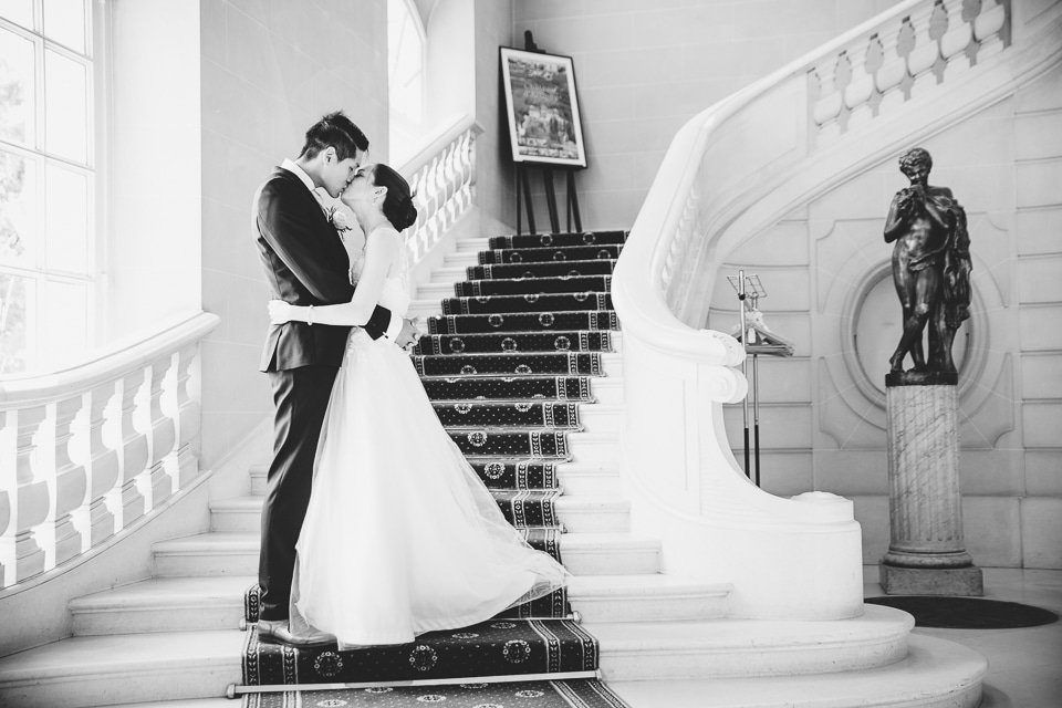 mariés dans l'escalier du château d'artigny