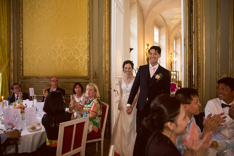 les mariés entrent dans les salons du mariage au château d'Artigny