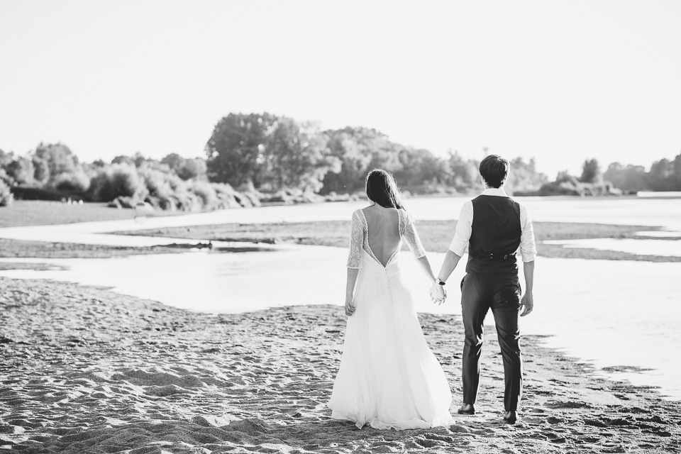 les mariés marchent sur les bords de Loire