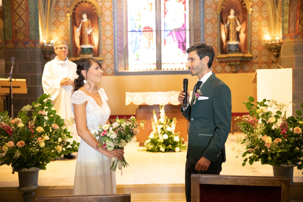 les mariés échangent leur consentement dans l'église de Saint Avertin